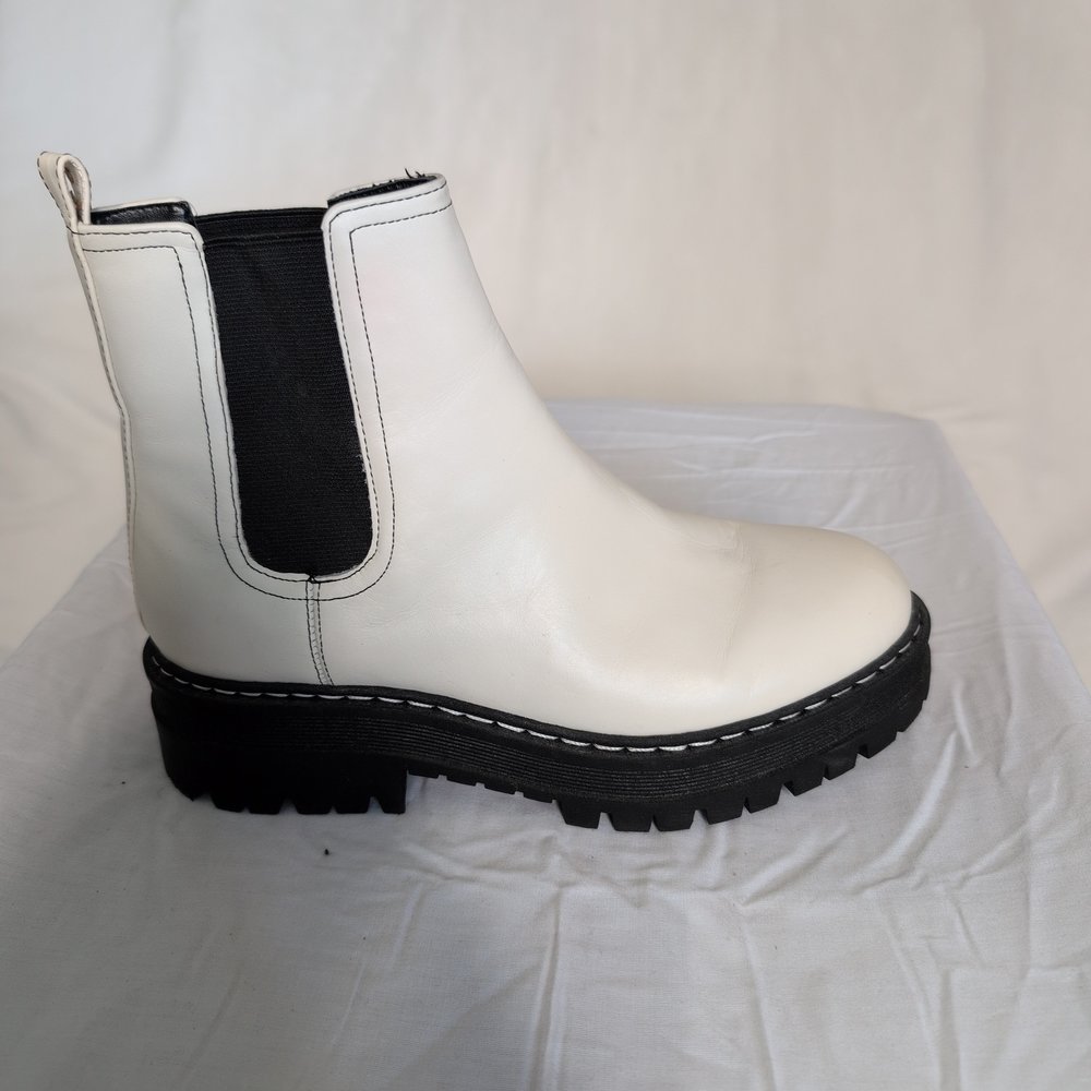 Marc Fisher White Leather Lug Chelsea Ankle Boots - Sz 7 - Picture 6 of 9